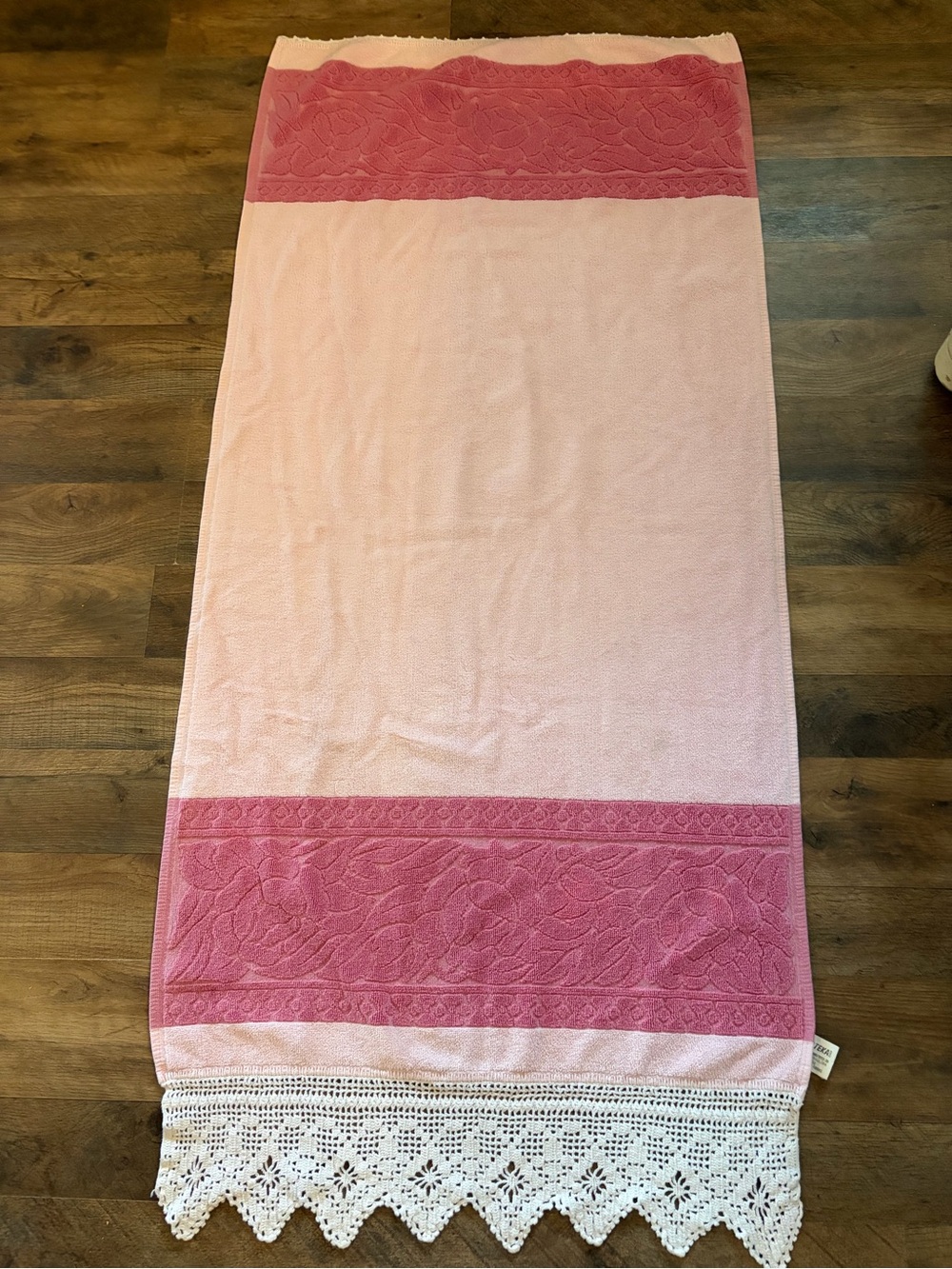 Vintage Pink Decorative Crochet-Trim Bath Towel roses